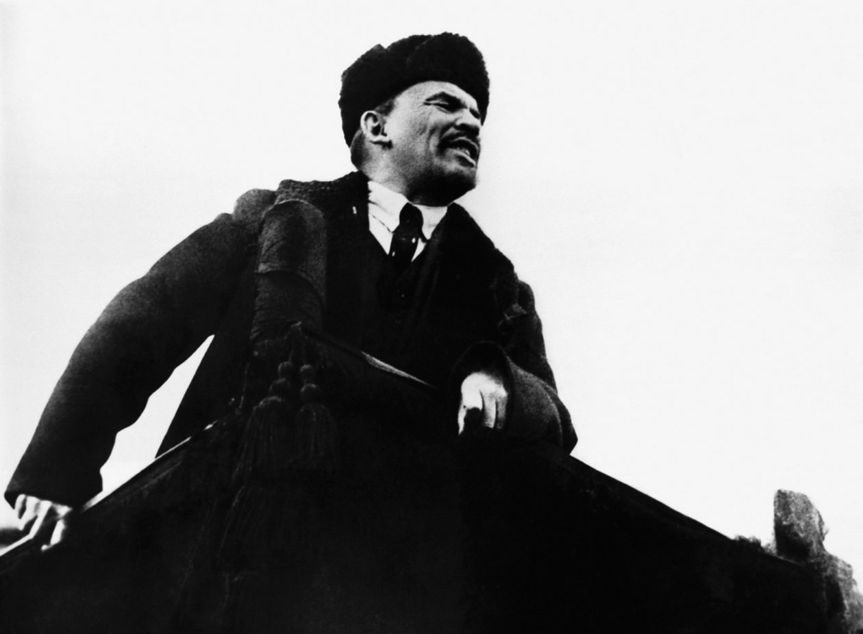 Vladimir Ilich Lenin, russisk bolsjevikisk revolusjonær leder, taler fra en talerstol, 1917 av Unbekannt