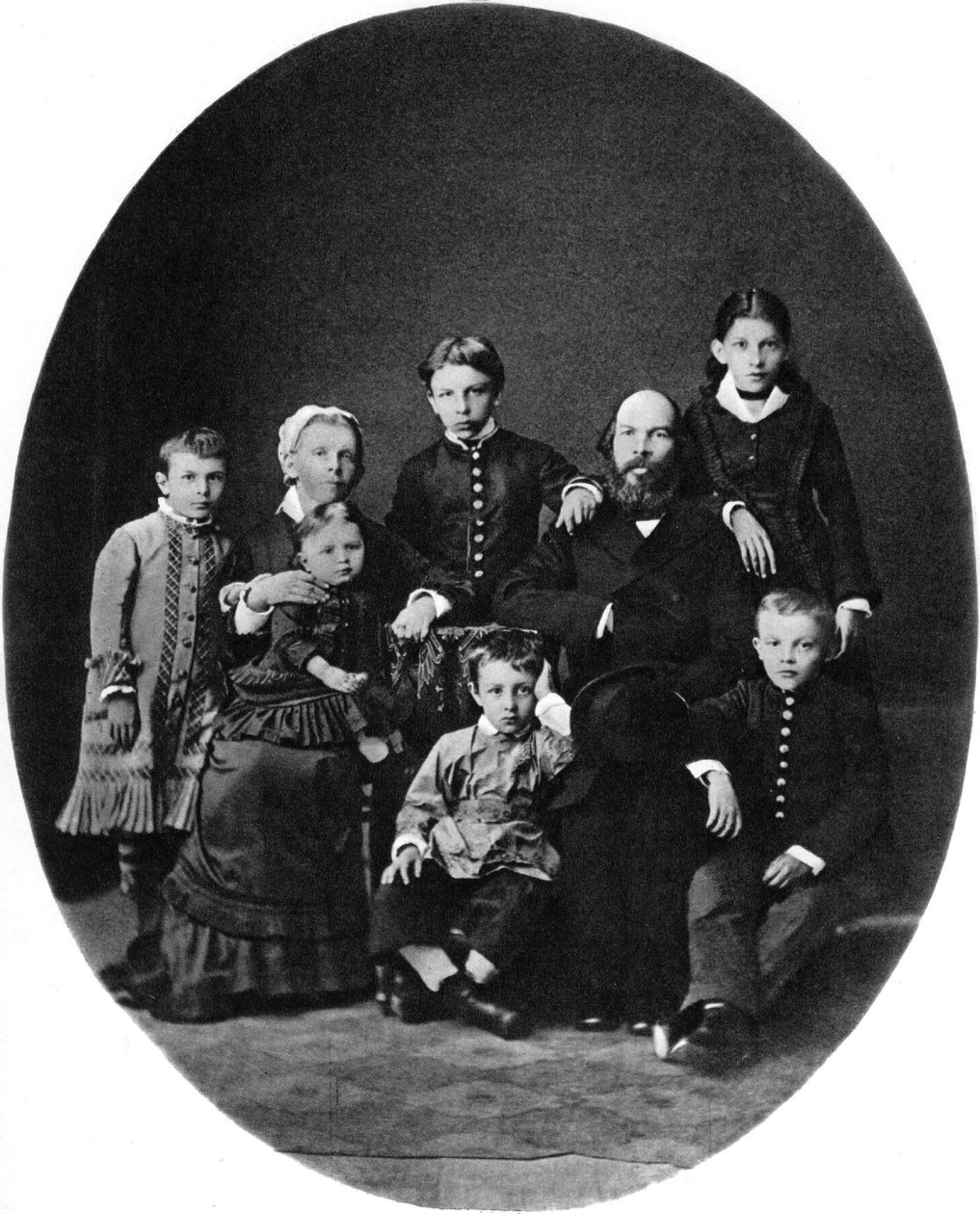 Vladimir Ulyanov Lenin som grammatikkskoleelev, med sin familie, Simbirsk, Russland, 1879 av Unbekannt