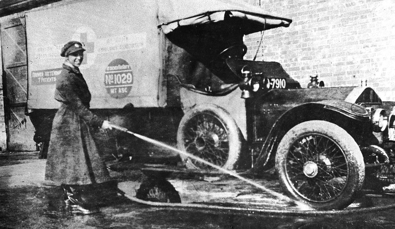 Frivillig engelsk kvinnelig sjåfør vasker ned ambulansen hennes, Cambridge, første verdenskrig, 1915 av Unbekannt