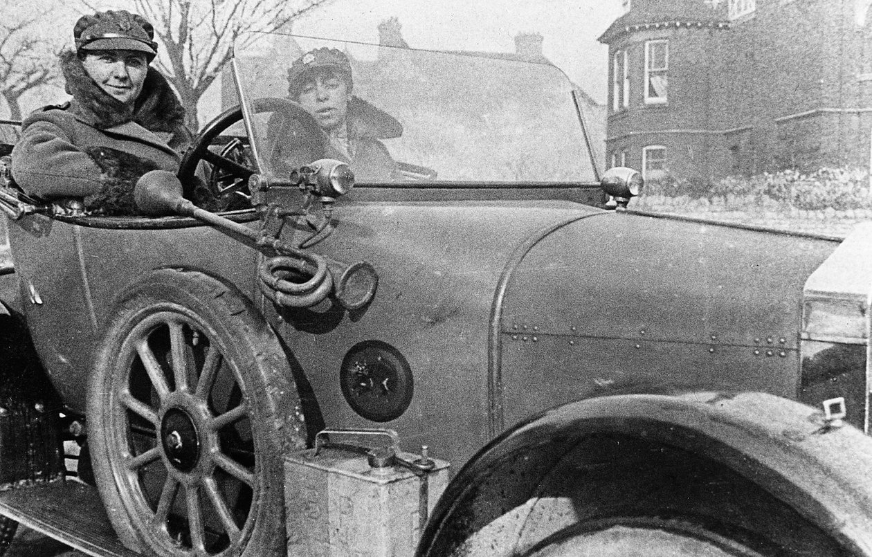 Frivillige kvinnelige sjåfører i en Wolseley, donert til krigsinnsatsen, Cambridge, første verdenskrig, 1915 av Unbekannt