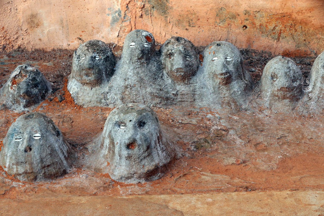 Voodoo-fetisjer ved inngangen til et kloster. Togoville, Togo av Unbekannt