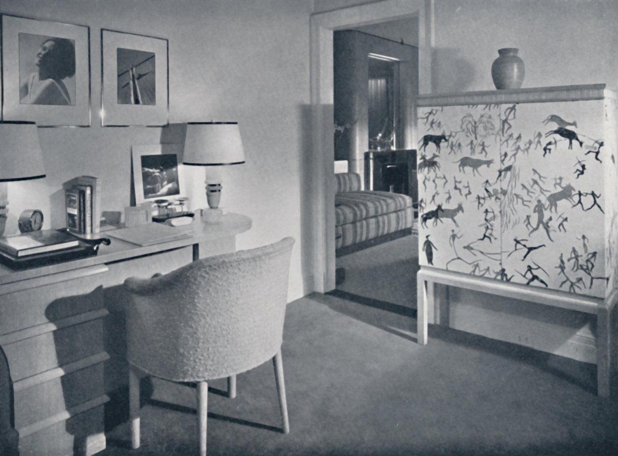 W. & J. Sloane. Fotografers hobbyrom som viser et skrivebord i naturlig eik, et håndvevd belegg på t av Unbekannt