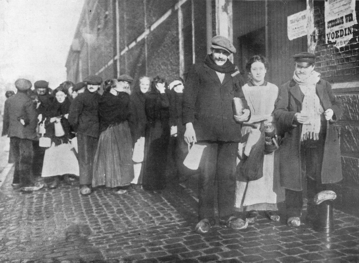 Venter på hjelperasjoner i Brugge, 1915 av Unbekannt