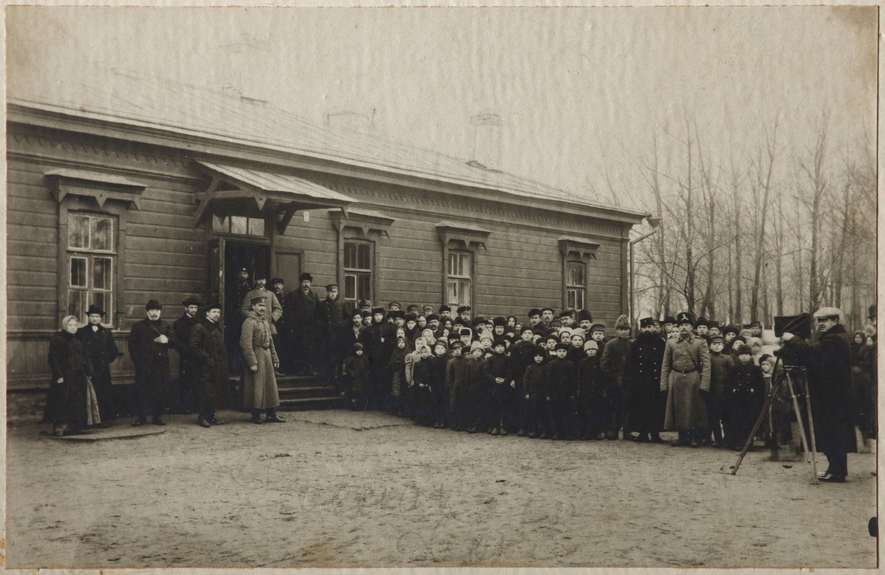 Venter på fjerning av Leo Tolstoys-kroppen på Astapovo-stasjonen, 20. november 1910, 1910 av Unbekannt