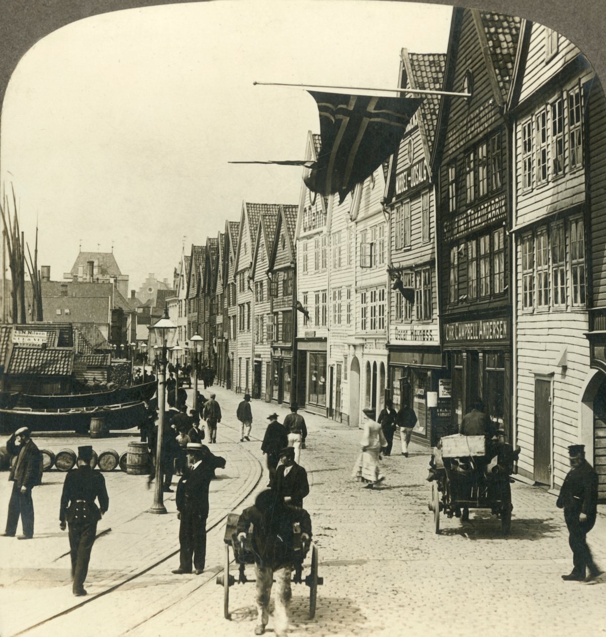 Pakkhus langs kaien i gamlebyen i Bergen, i århundrer Norges store fiskemarked, ca 1905. av Unbekannt