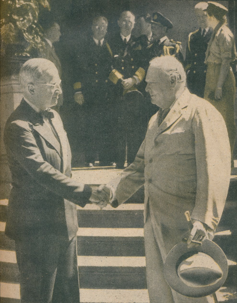 Varmt håndtrykk mellom premier og president, 1945 av Unbekannt