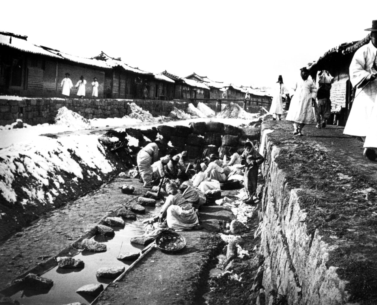 Vaske klær utendørs, Korea, 1900 av Unbekannt
