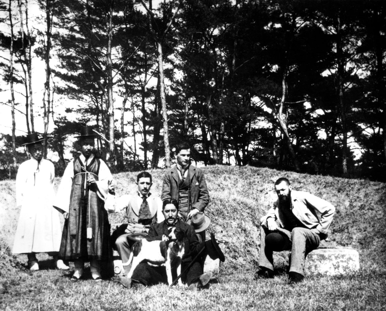 Vestlige besøkende med lokalbefolkningen, Nam San, Korea, 1900 av Unbekannt