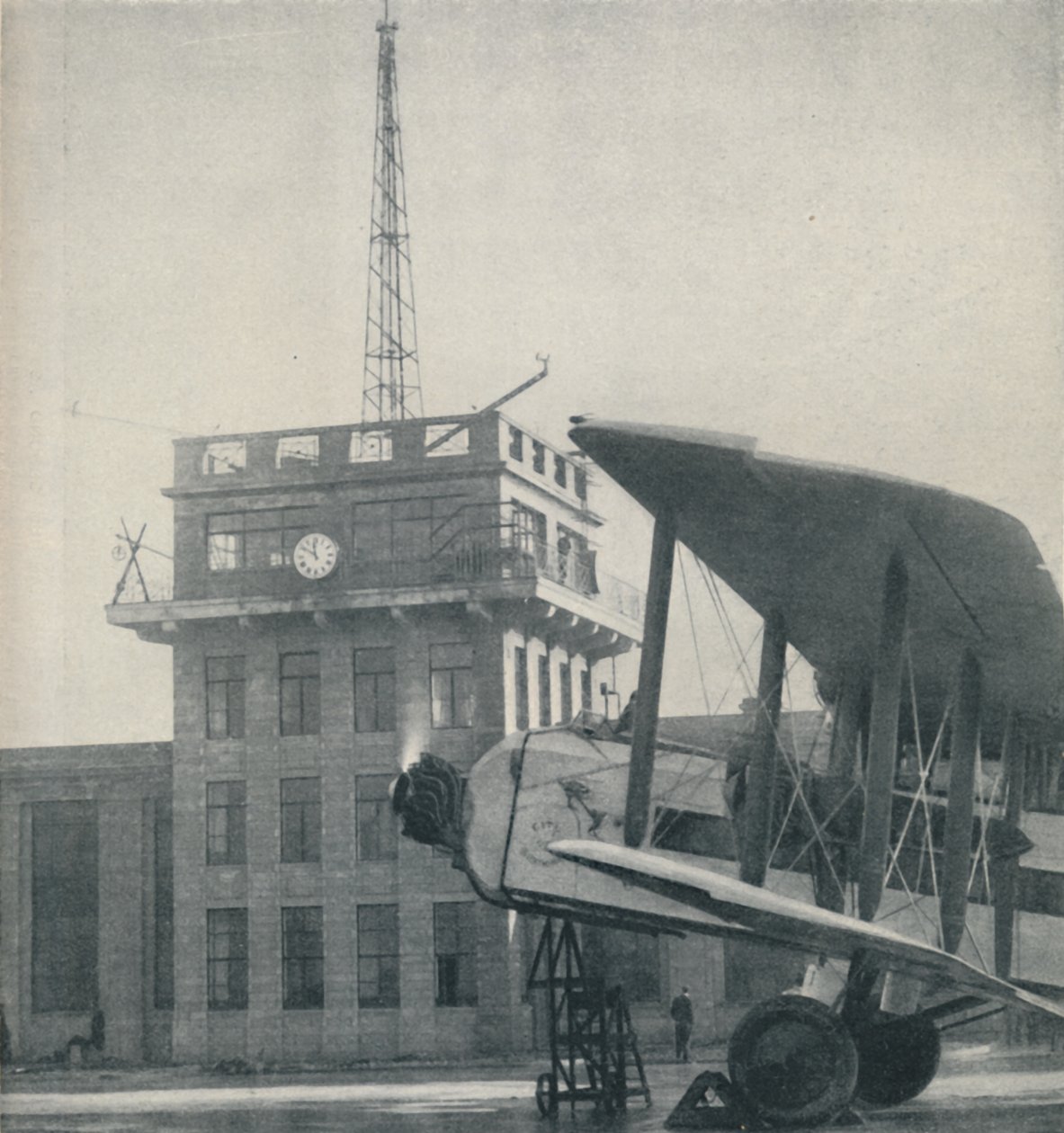 Hvor offiserer på en stor flyplass holder kontakt med de flygende pilotene, c1935 av Unbekannt