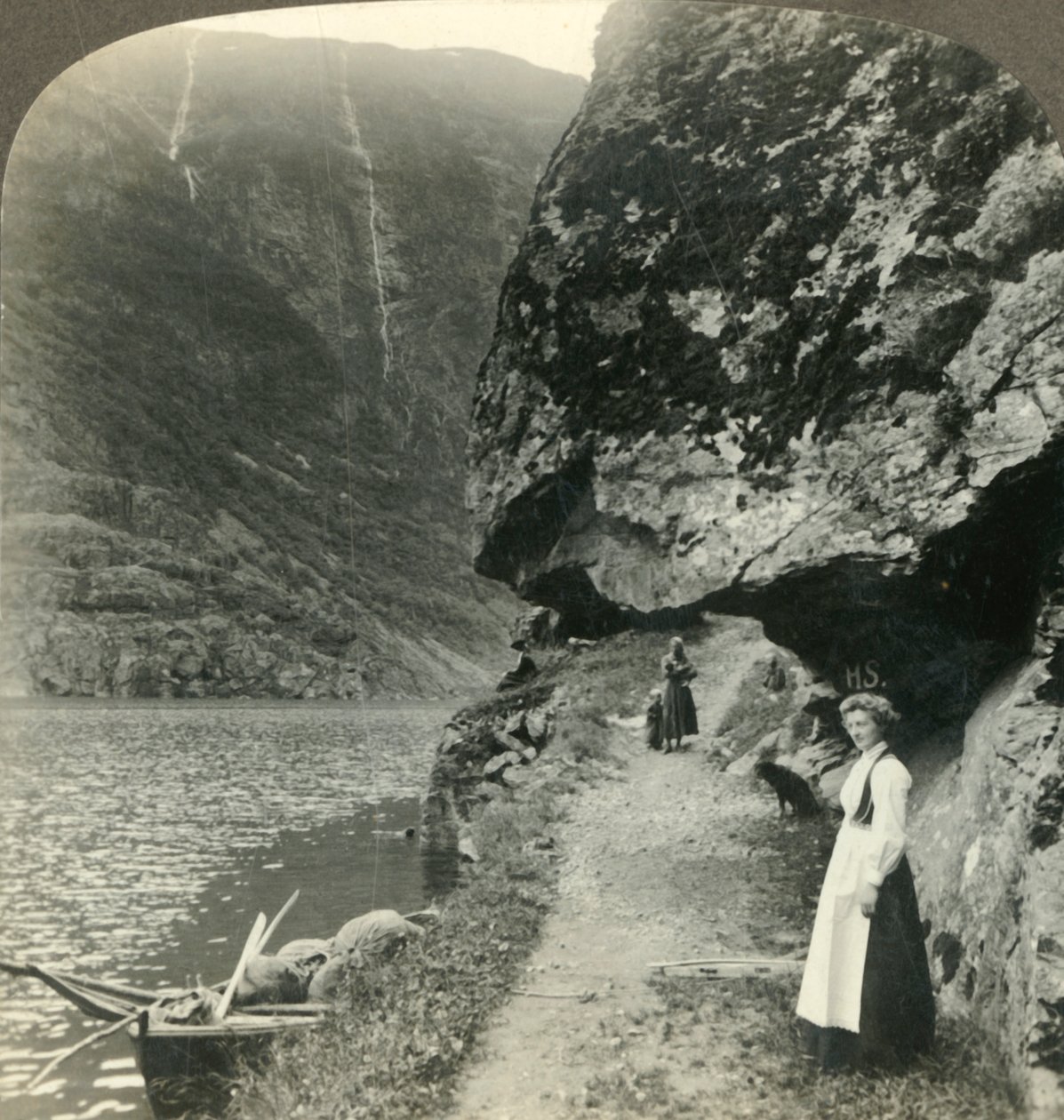 Der veien kryper under de utstikkende klippene ved vannet i Nerofjorden, Norge, c1905. av Unbekannt