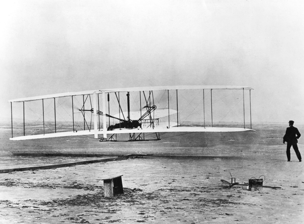 Wilbur og Orville Wright og det første motordrevne flyet, North Carolina, 17. desember 1903 av Unbekannt