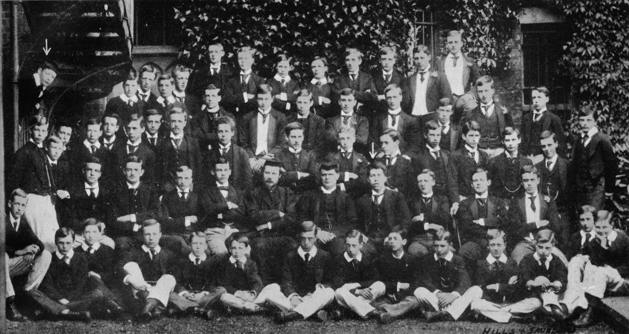 Winston Churchill i et gruppefotografi ved Harrow School, c1889, 1945 av Unbekannt