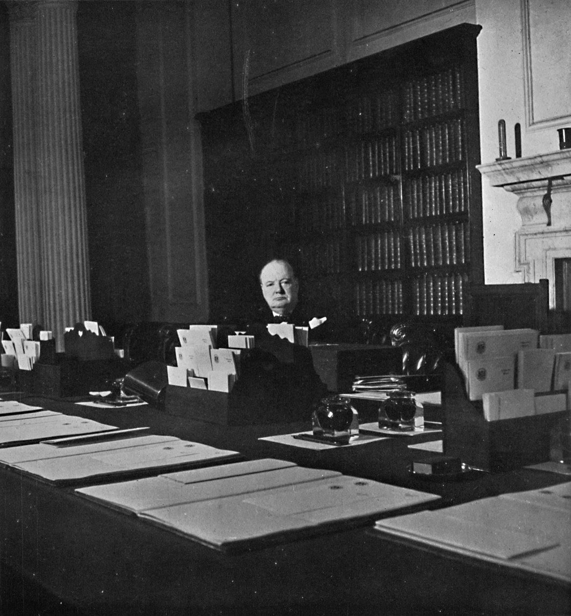 Winston Churchill i kabinettrommet i Downing Street 10, c1940-tallet, 1945 av Unbekannt