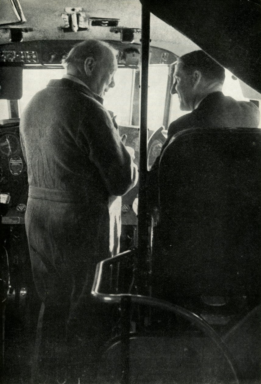 Winston Churchill snakker med kaptein Shakespeare på flybåten Berwick, c1939-c1944 1946. av Unbekannt