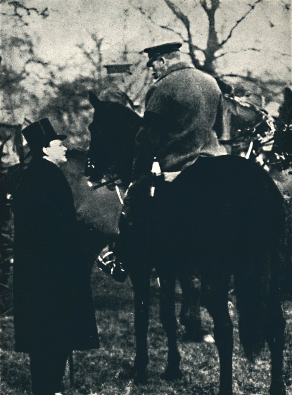 Med kong George V ved militære øvelser, 1913, 1945. av Unbekannt
