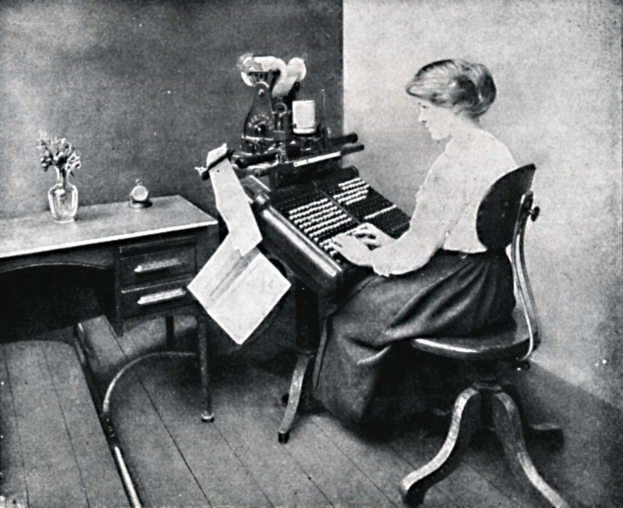 Kvinnelig operatør på monotype-tastatur, 1917 av Unbekannt
