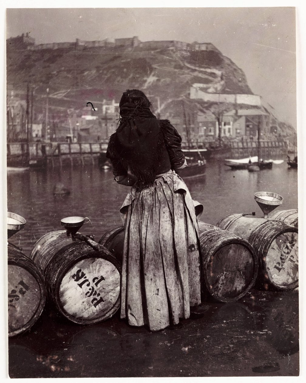 Kvinne og tønner, Whitby Harbour, ca 1905 av Unbekannt