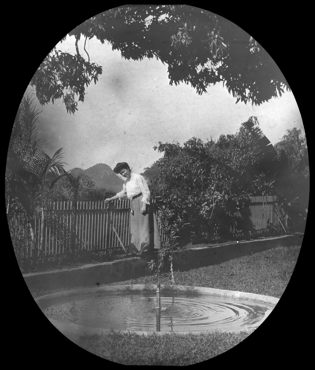 Kvinne ved en dam i en hage, Rio de Janeiro, Brasil, slutten av 1800- eller begynnelsen av 1900-tallet av Unbekannt
