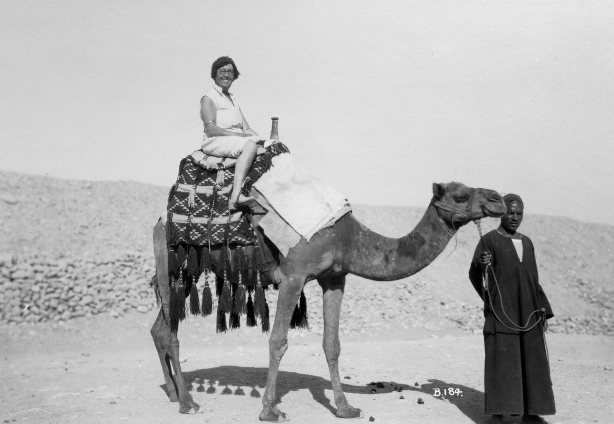 Kvinne på kameltur, Egypt, c1920-c1930s av Unbekannt