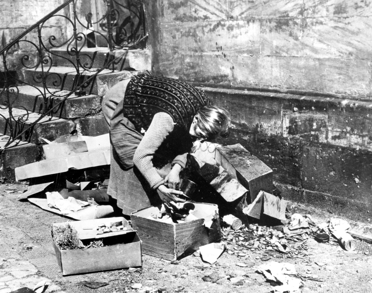 Kvinne jakter på mat, Bayreuth, Tyskland, april 1945 av Unbekannt