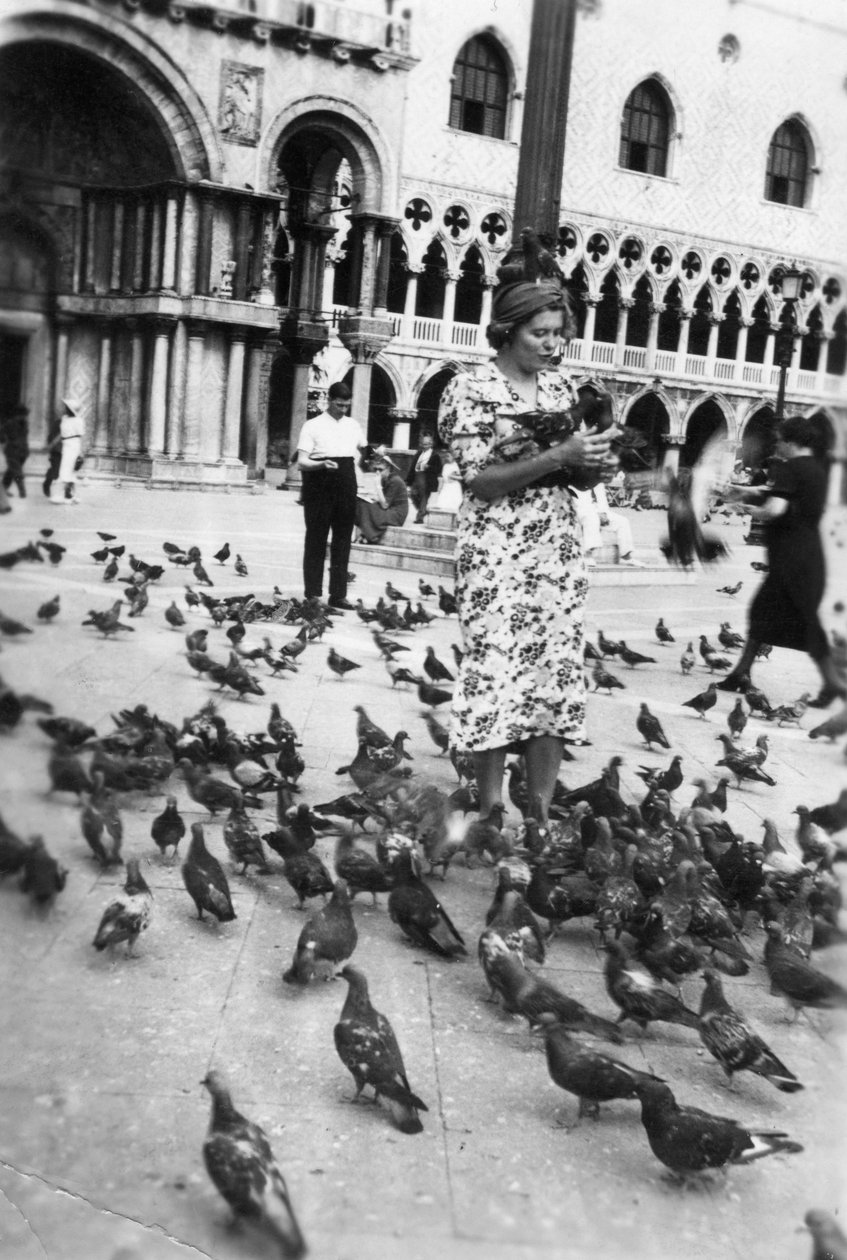 Kvinne omgitt av duer, Markusplassen, Venezia, Italia, 1938 av Unbekannt