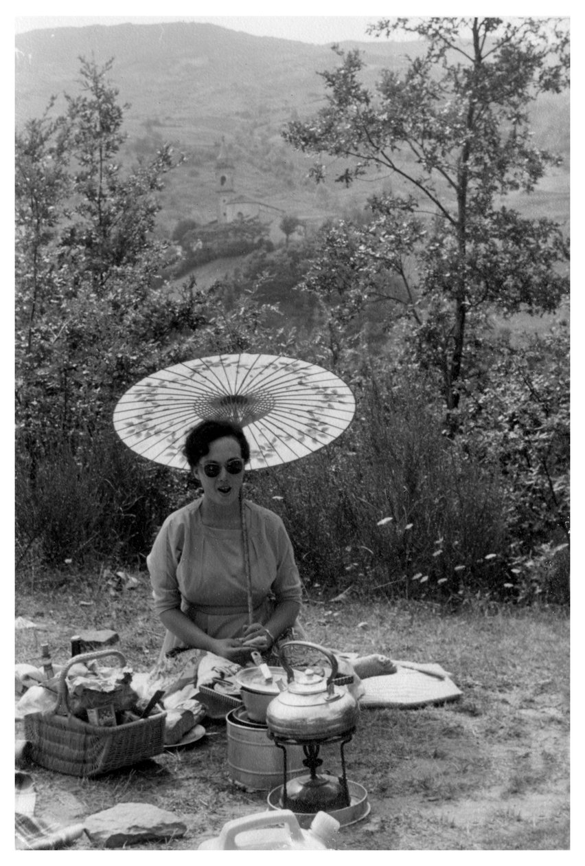 Kvinne under en parasoll på piknik, ca 1950-1969 av Unbekannt
