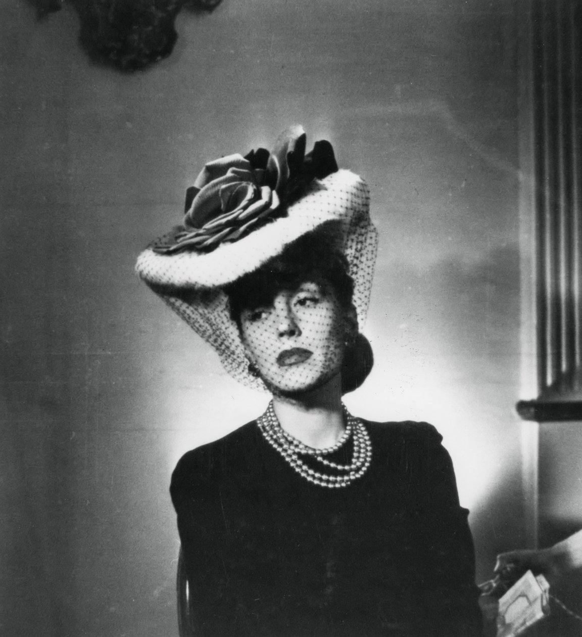 Kvinne iført hatt og slør av den franske motedesigneren Jacques Fath, Frankrike, 1943 av Unbekannt