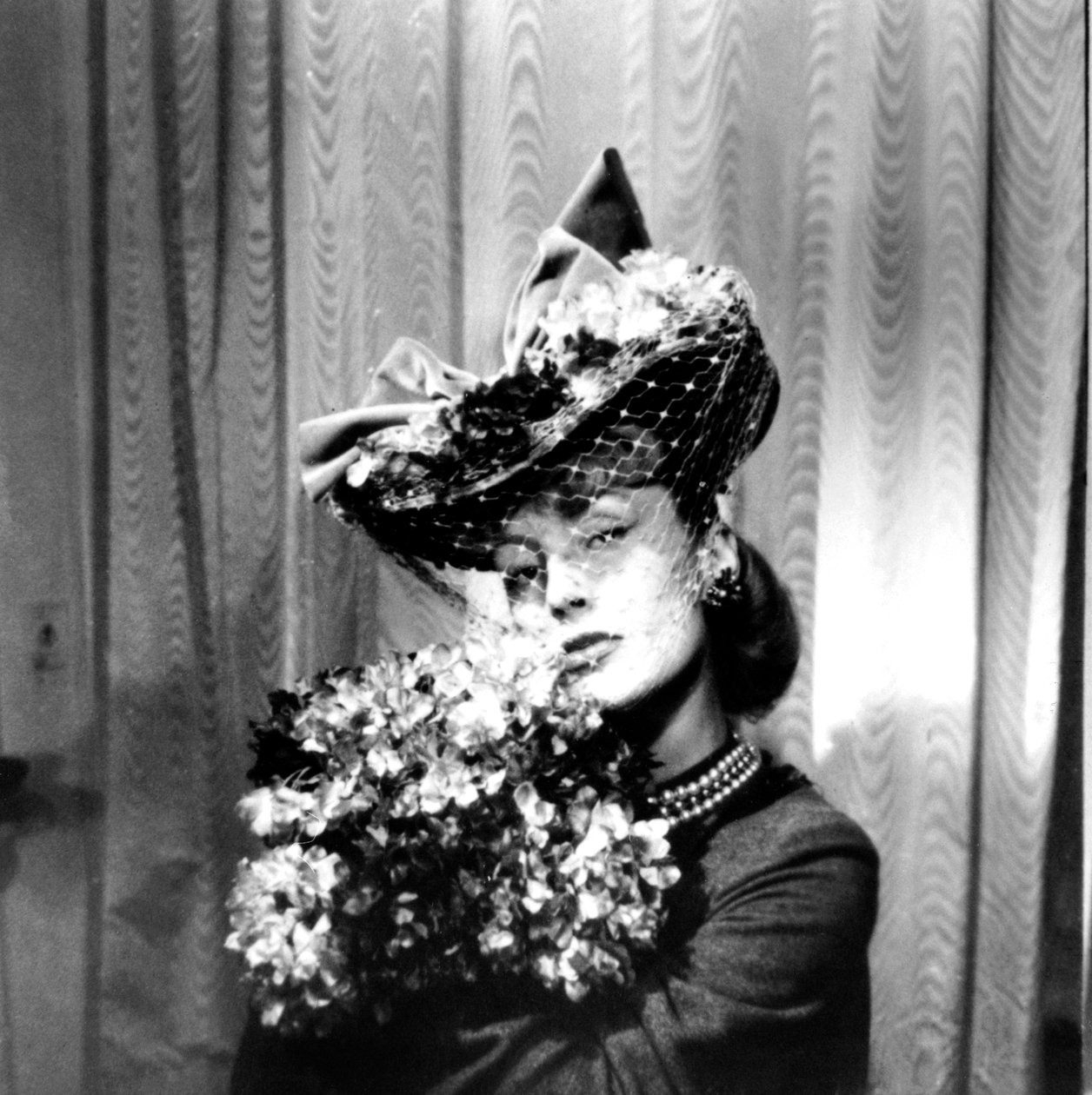 Kvinne med hatt med slør, holder en bukett blomster, Paris, 1943 av Unbekannt