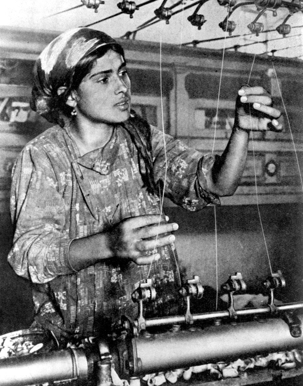 Kvinne som jobber i silkeindustrien, Samarkand, Usbekistan, 1936 av Unbekannt