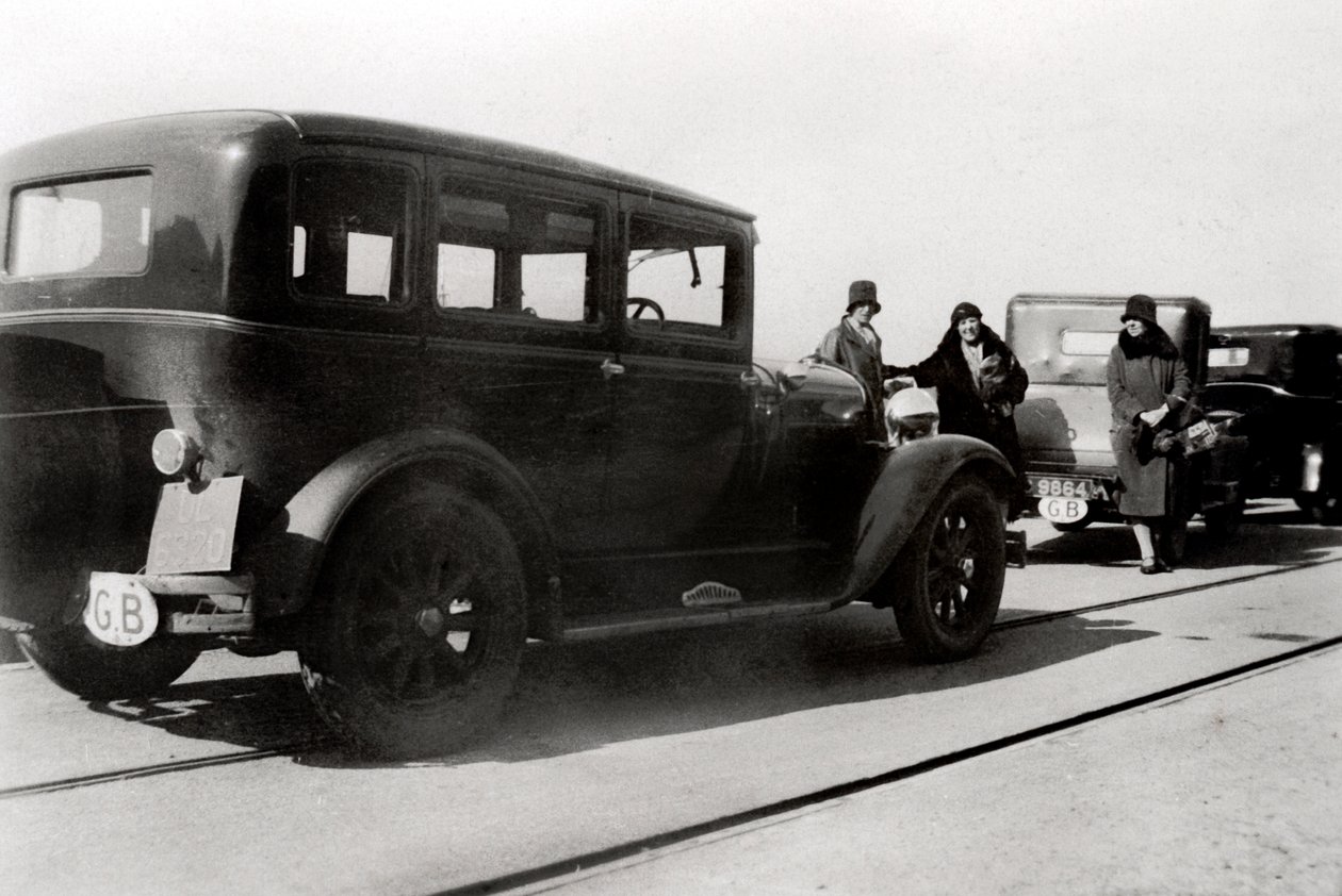 Kvinner og parkerte biler, 1930 av Unbekannt