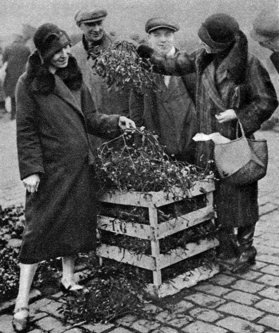 Kvinner velger hauger med misteltein, Caledonian Market, London, 1926-1927 av Unbekannt
