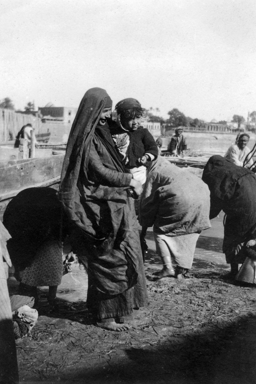 Kvinner som samler vann ved Tigris-elven, Bagdad, Irak, 1917-1919 av Unbekannt