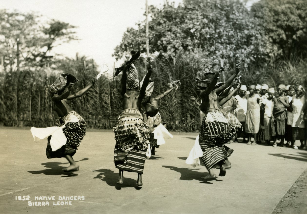 Kvinnelige dansere som opptrer, Sierra Leone, 1900-tallet av Unbekannt