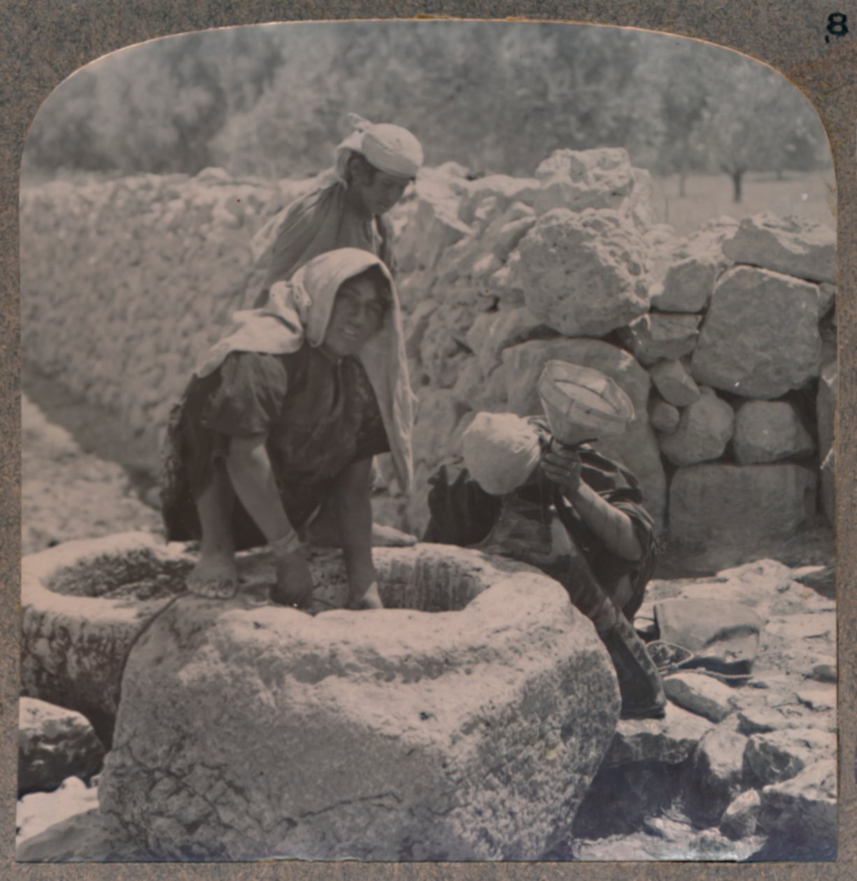 Kvinner trekker vann ved Magi-fontenen, på veien til Betlehem, ca 1900 av Unbekannt