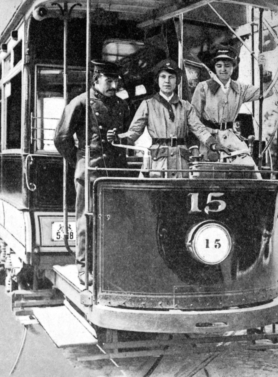 Kvinner som lærer å kjøre trikk, 1917, 1936 av Unbekannt