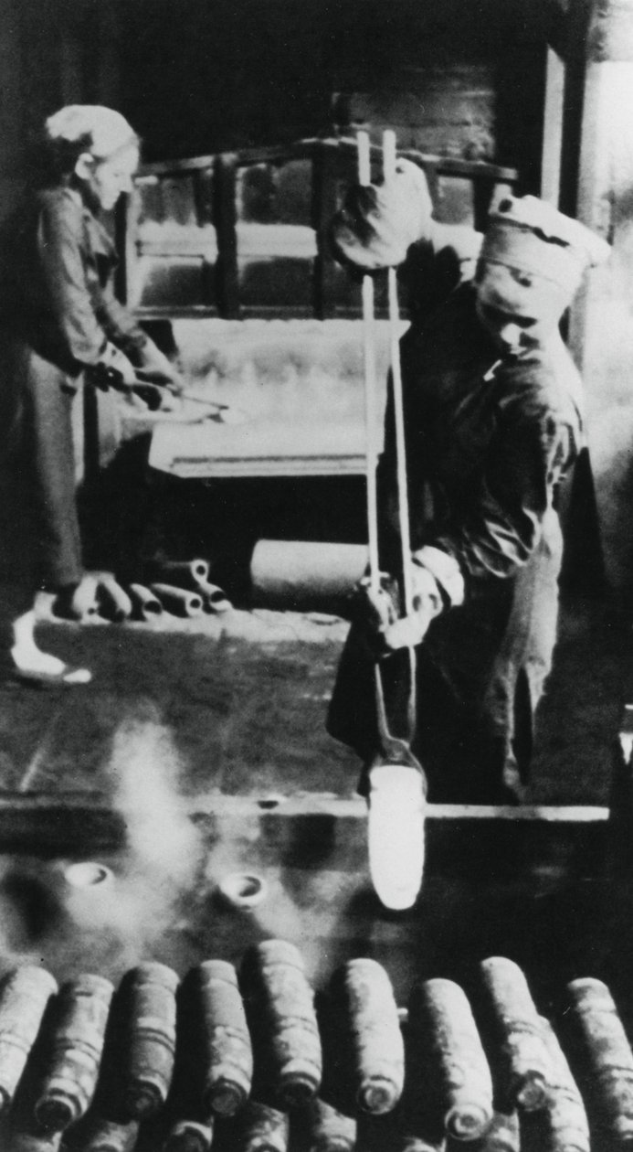 Kvinner som produserer skallhylser i en russisk fabrikk, andre verdenskrig, 1943 av Unbekannt