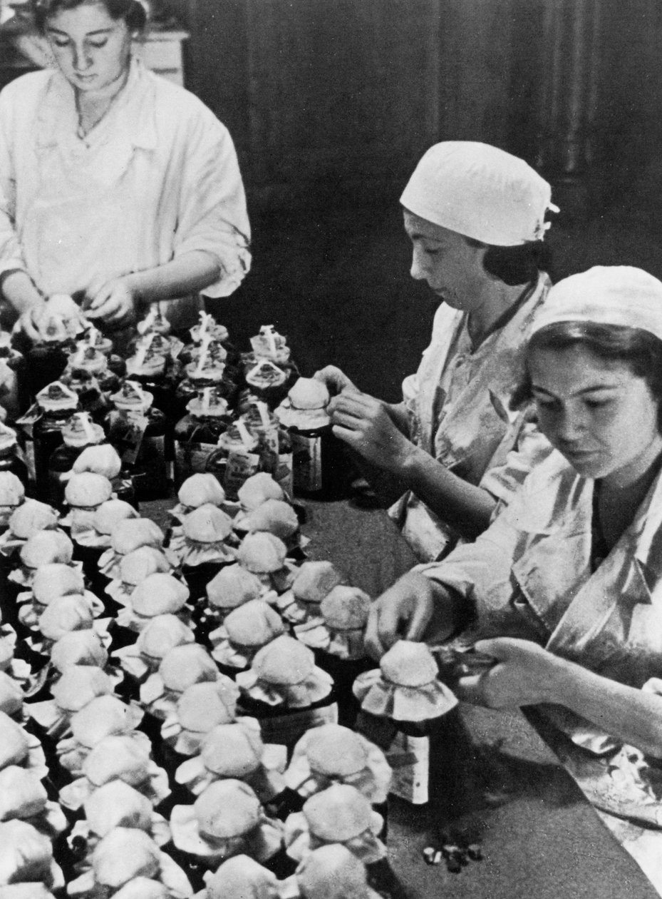 Kvinner forsegler flasker med donert blod, andre verdenskrig, Moskva, 1941 av Unbekannt