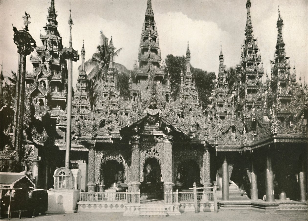 Treutskårne helligdommer med glassmosaikkarbeid ved Shwedagon Pagoda, Yangon, 1900. av Unbekannt
