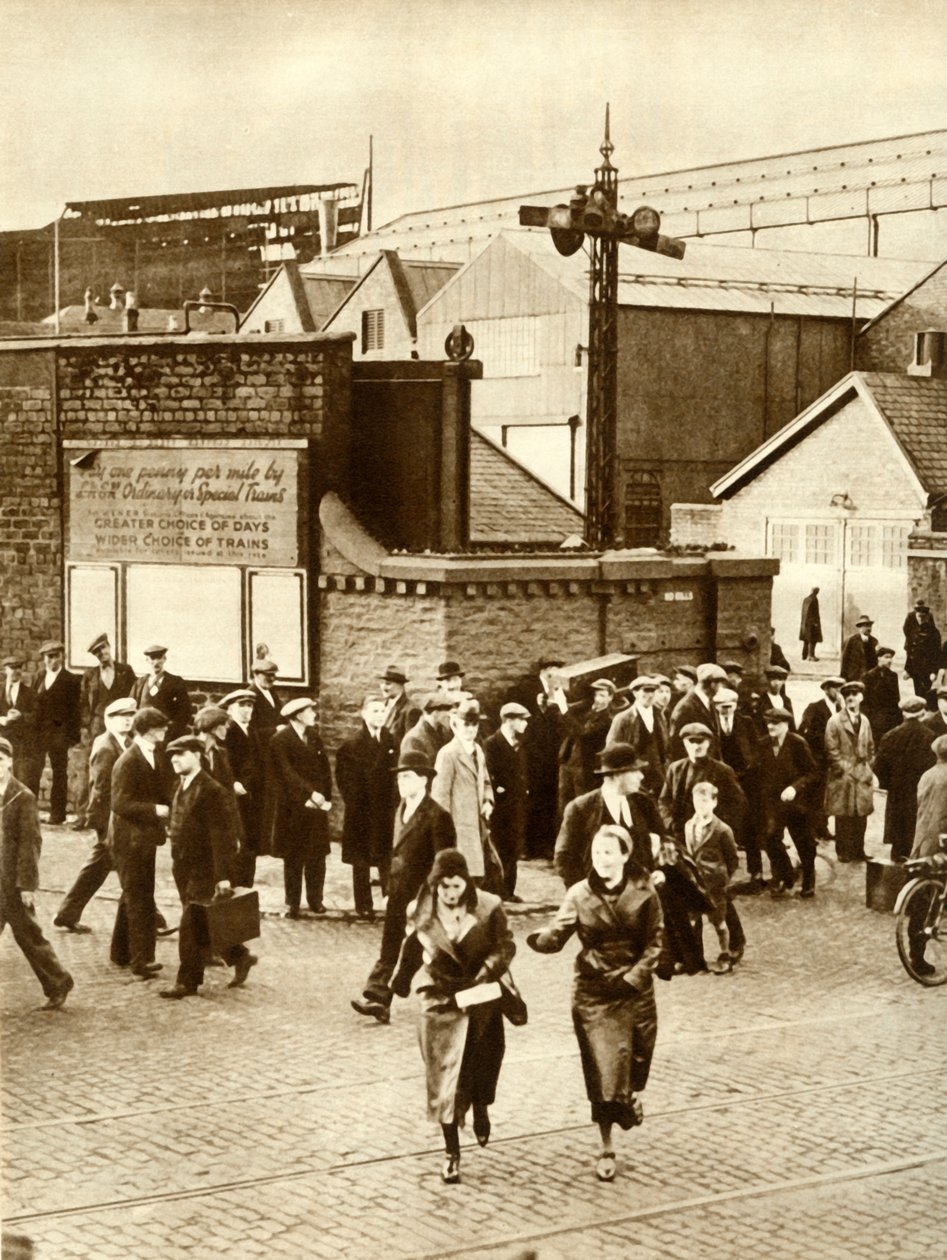 Arbeidere som forlot ... etter at byggingen av Cunarder 534 ble suspendert, desember 1931, 1935. av Unbekannt