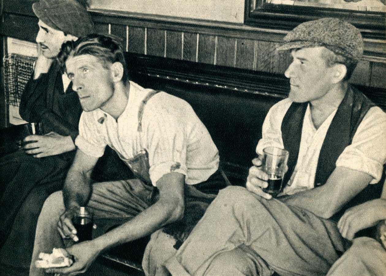 Arbeidere i et engelsk vertshus lytter til Mr. Churchill, 1942. av Unbekannt