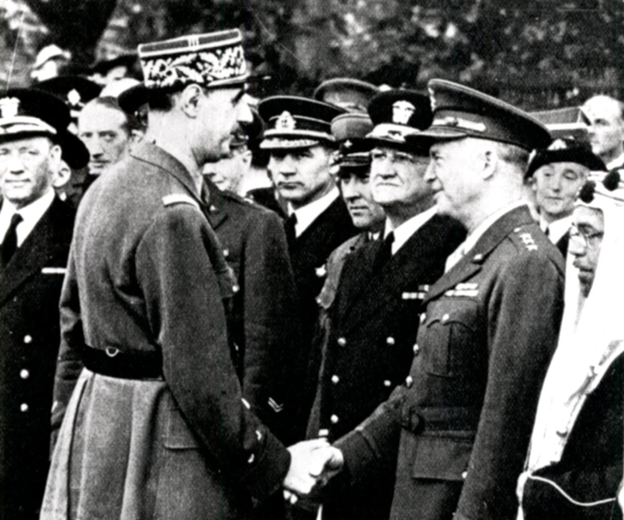 2. verdenskrig: De Gaulle hilser på Eisenhower, 1944 av Unbekannt
