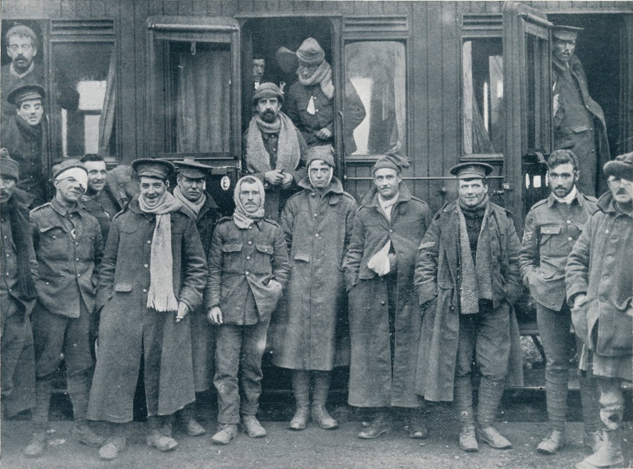 Sårede engelske tropper på vei til et basesykehus, c1914 av Unbekannt