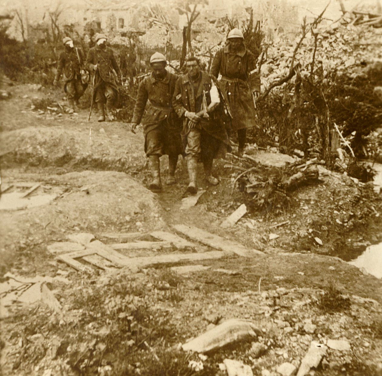 Sårede franske infanterister ankom Chateau dEsnes, Verdun, Nord-Frankrike, 1916 av Unbekannt