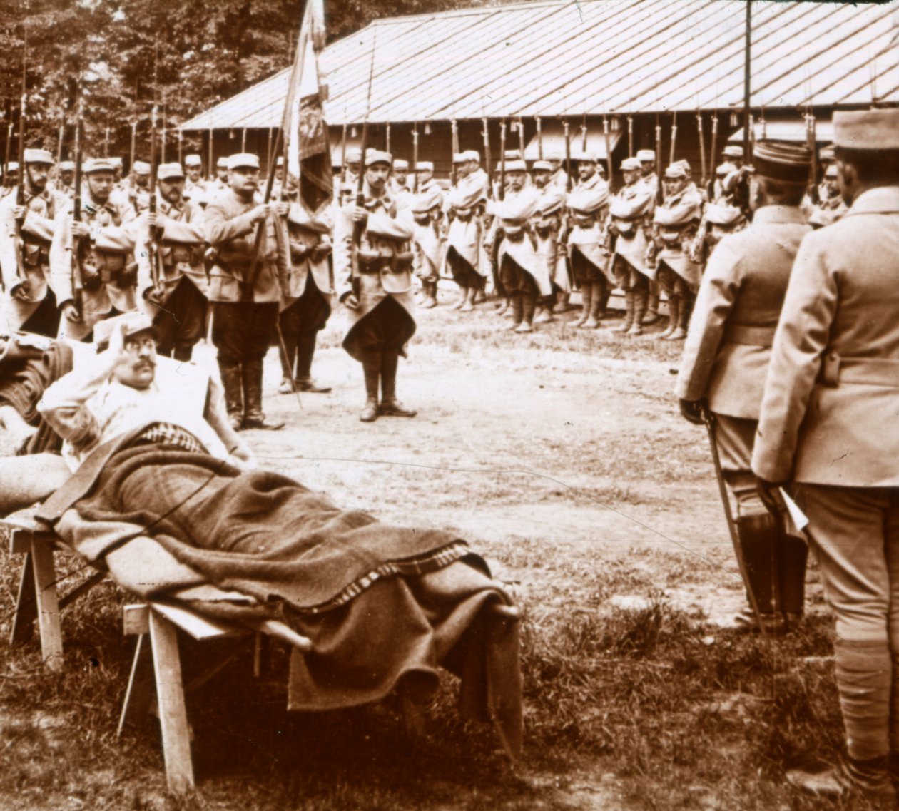Såret offiser hilser flagget, c1914-c1918 av Unbekannt
