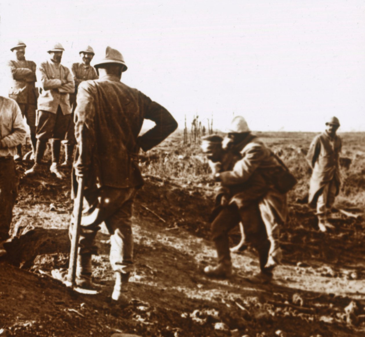 Såret soldat, Haute Chevauchée, Nord-Frankrike, c1914-c1918 av Unbekannt