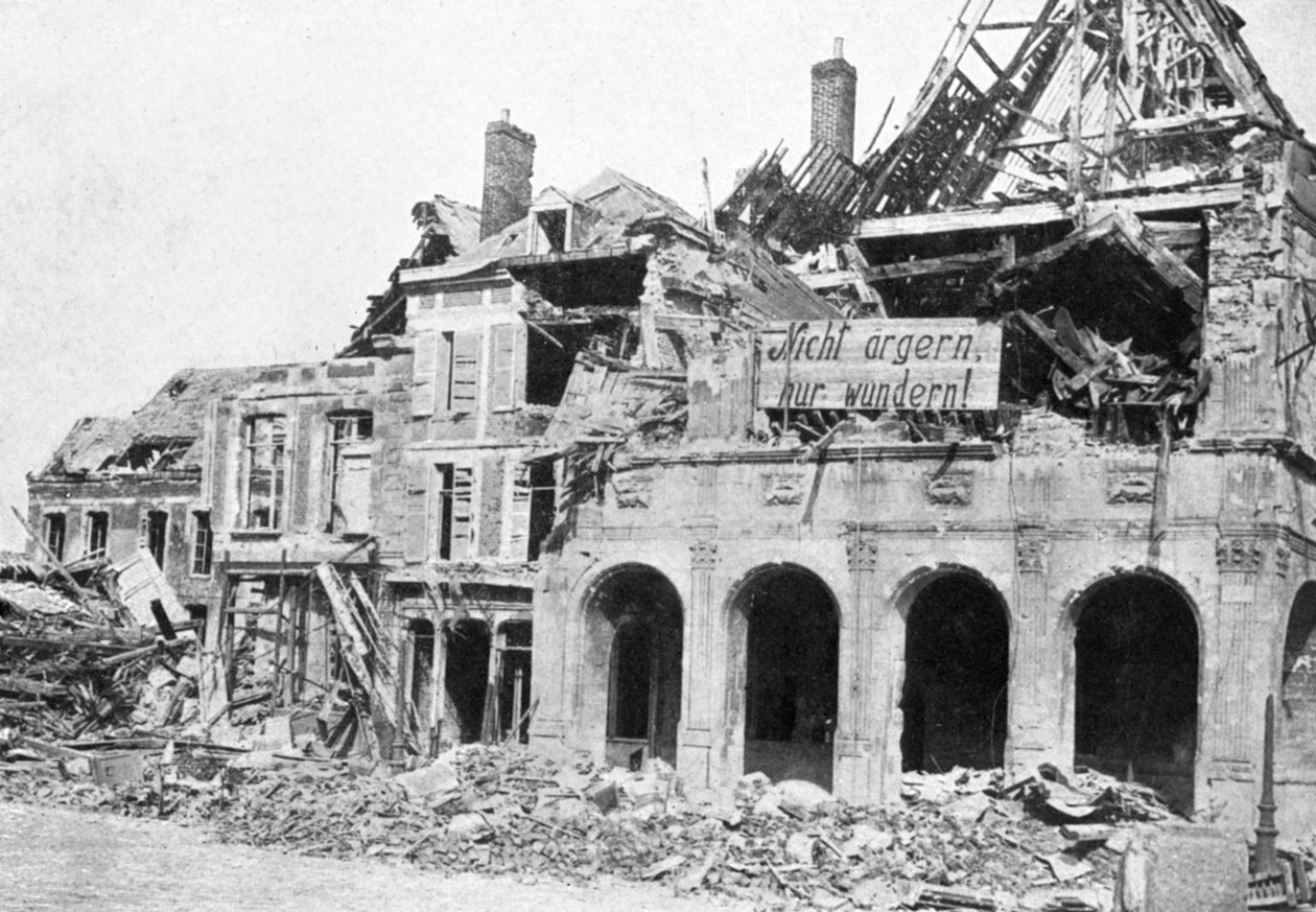 Ødelagt bygning, Grande Place, Peronne, Frankrike, første verdenskrig, 1917, c1920 av Unbekannt
