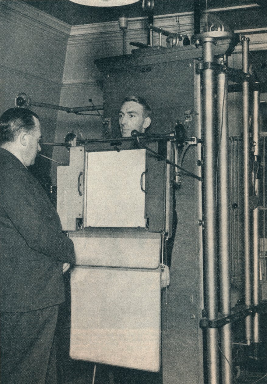 Røntgenapparat brukt til undersøkelse av mistenkte tilfeller av hjerte- eller lungesykdom, c1935 c1937 av Unbekannt