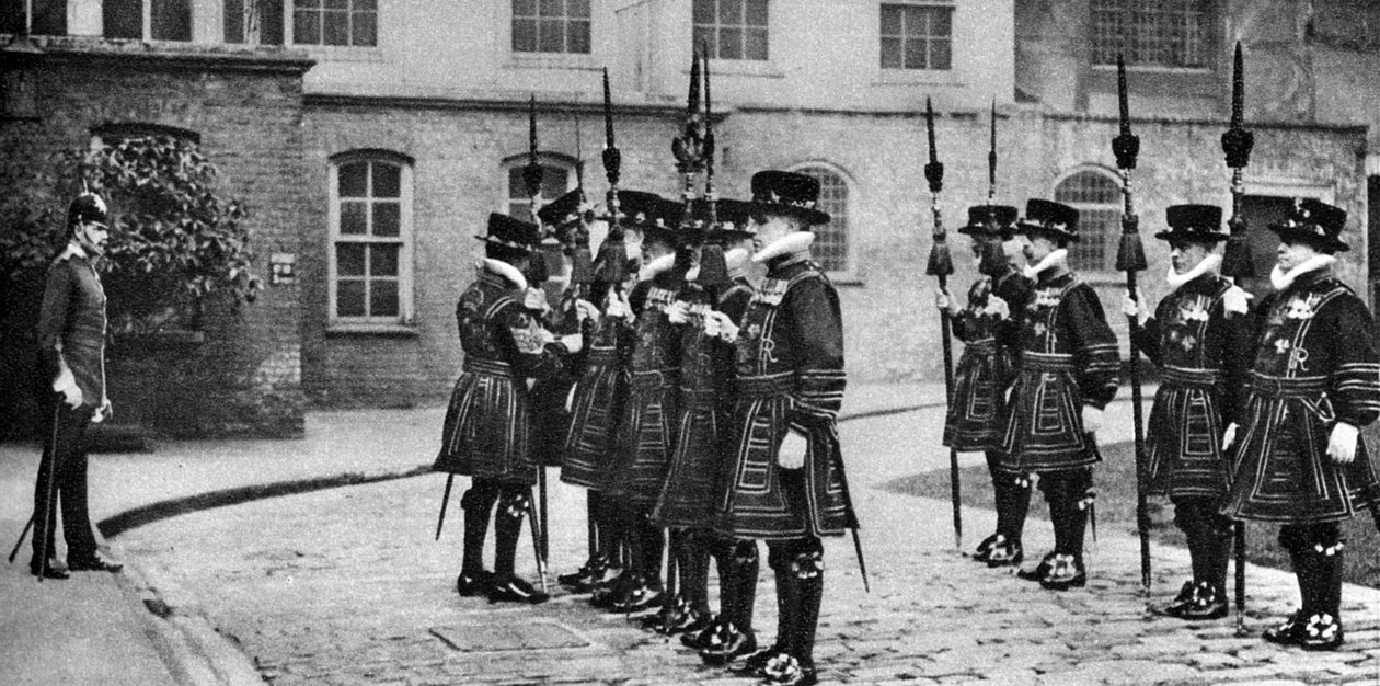 Yeomen Warders på parade ved Tower of London, 1926-1927 av Unbekannt