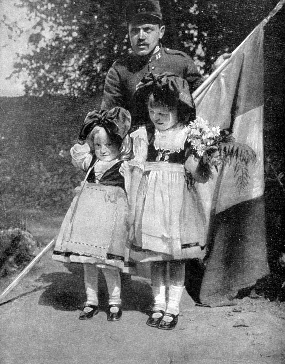 Unge Alsace-barn i tradisjonell kjole med en fransk soldat, første verdenskrig, 1915 av Unbekannt