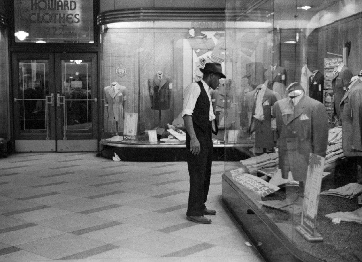 Young Man Window Shopping, USA, ca. 1941 (s/hvitt-bilde) av Unbekannt